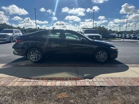 Used 2025 Hyundai Elantra Hybrid FWD image 5