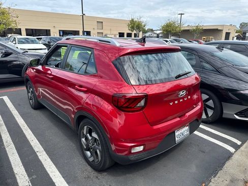 Certified 2022 Hyundai Venue Limited FWD image 2