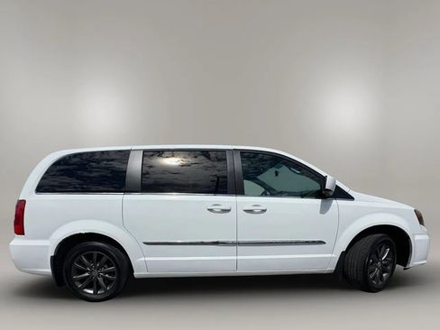 Used 2015 Chrysler Town & Country S FWD image 8
