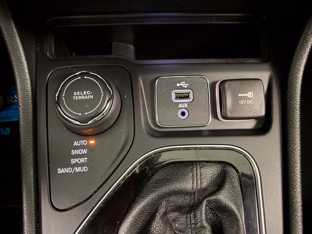 Used 2019 Jeep Cherokee Limited AWD/4WD image 30