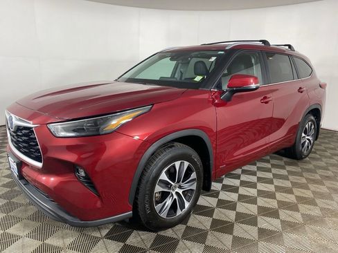 Used 2023 Toyota Highlander XLE AWD/4WD image 3