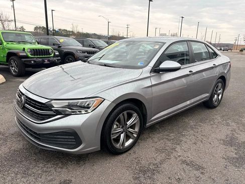 Used 2024 Volkswagen Jetta SE FWD image 2