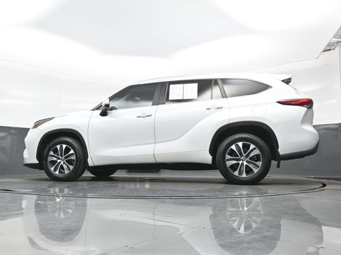 Used 2023 Toyota Highlander XLE AWD/4WD image 28