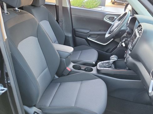 Used 2025 Kia Soul LX image 18