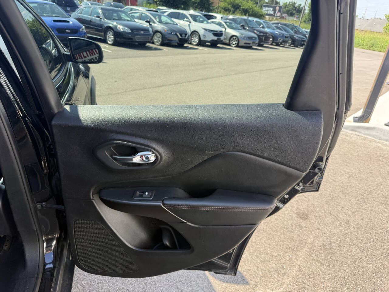 Used 2020 Jeep Cherokee Trailhawk AWD/4WD image 15