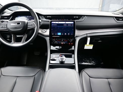 New 2025 Jeep Grand Cherokee Limited w/ Black Appearance Package image 9