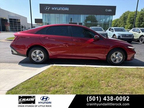 Certified 2025 Hyundai Elantra SE FWD image 1