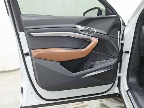 Used 2024 Audi Q8 e-tron Prestige image 34