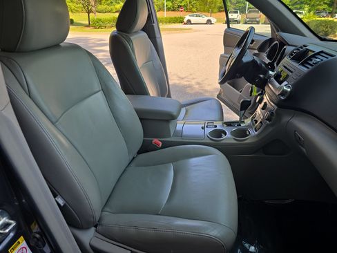 Used 2011 Toyota Highlander SE w/ Tow Pkg FWD image 10