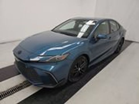 Used 2025 Toyota Camry SE w/ Convenience Package FWD image 1