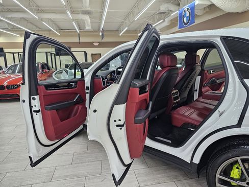 Used 2020 Porsche Cayenne E-Hybrid image 17