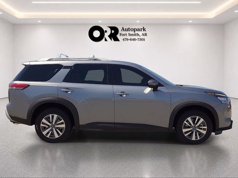 Used 2023 Nissan Pathfinder SL w/ Black Appearance Package AWD/4WD image 6
