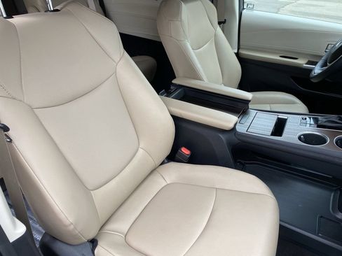 Certified 2023 Toyota Sienna XLE FWD image 16