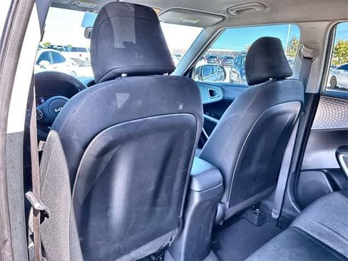 Used 2022 Kia Soul LX image 18
