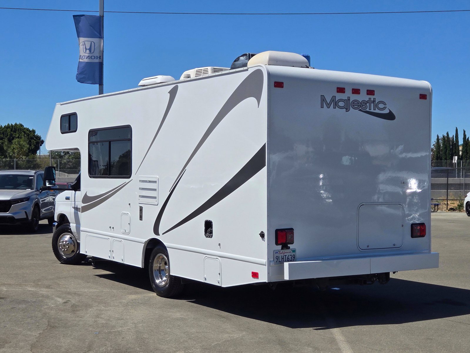 Used 2018 Ford E-350 and Econoline 350 Super Duty w/ Motorhome Prep Package RWD image 5
