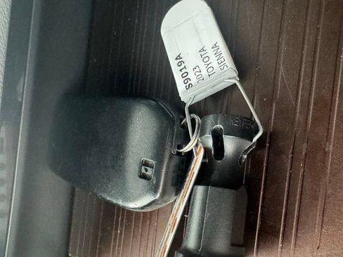 Used 2023 Toyota Sienna XLE FWD image 3