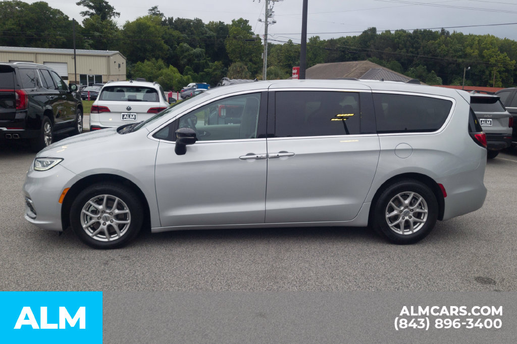 Used 2024 Chrysler Pacifica Touring-L FWD image 11