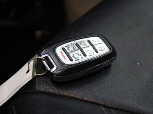 Used 2019 Chrysler Pacifica Touring-L FWD image 14