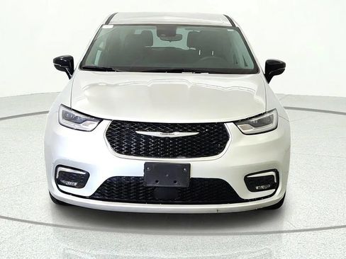 Used 2024 Chrysler Pacifica Touring-L FWD image 2