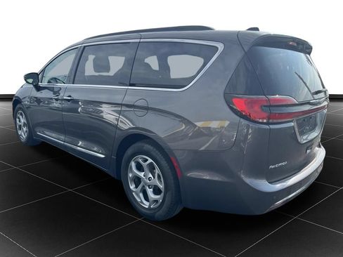 Used 2023 Chrysler Pacifica Limited FWD image 3