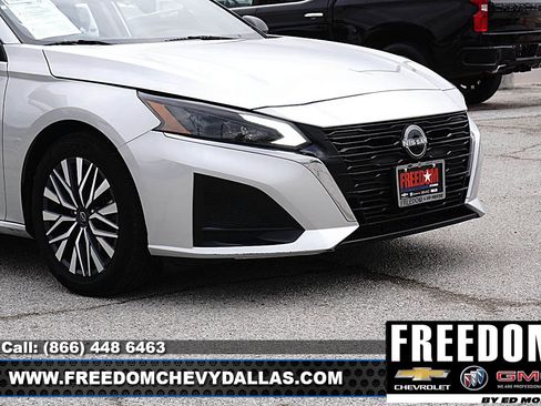 Used 2024 Nissan Altima 2.5 SV FWD image 39