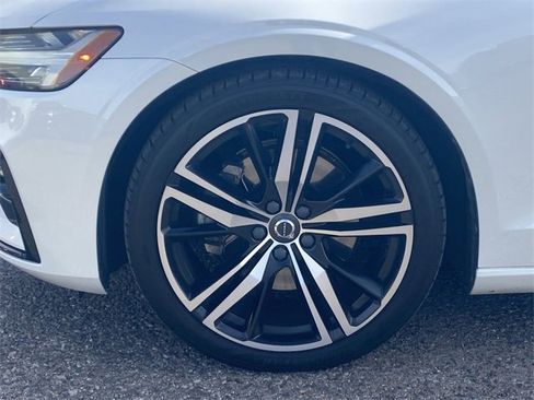 Used 2019 Volvo S60 T5 R-Design image 11