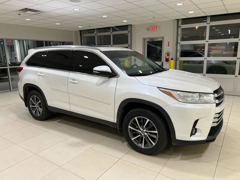 Used 2019 Toyota Highlander XLE w/ Carpet Mat Package (TMS) image 1