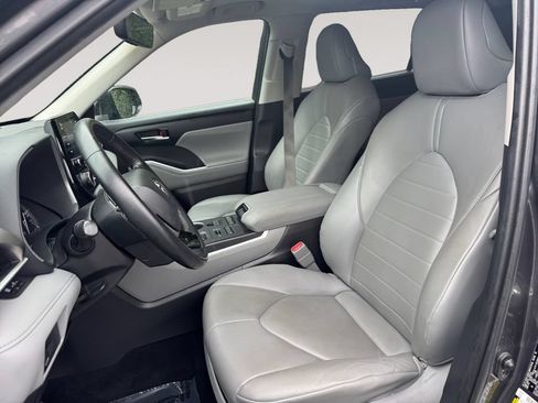 Used 2021 Toyota Highlander XLE AWD/4WD image 9
