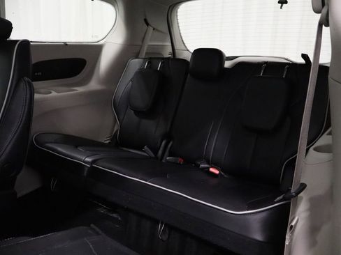 Certified 2023 Chrysler Pacifica Limited FWD image 15