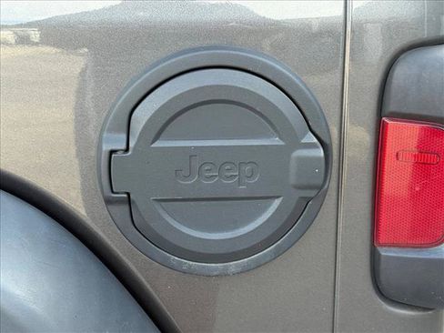 Used 2018 Jeep Wrangler Sport AWD/4WD image 14