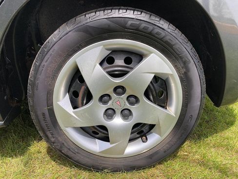 Used 2010 Pontiac Vibe w/ Preferred Package FWD image 4