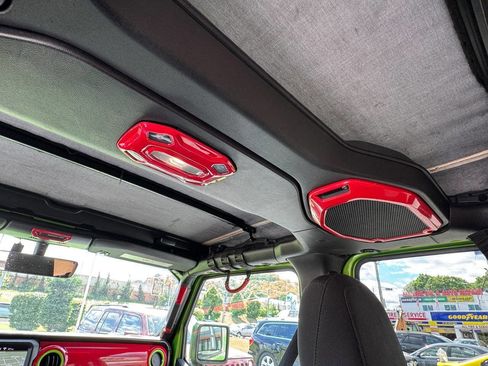 Used 2018 Jeep Wrangler Unlimited Sahara AWD/4WD image 19