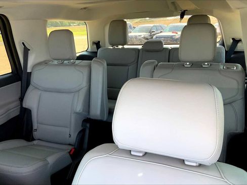 New 2025 Ford Expedition Active image 17