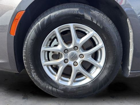 Used 2023 Chrysler Pacifica Touring-L image 29