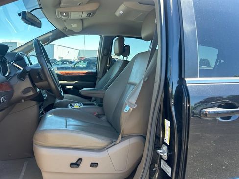 Used 2015 Chrysler Town & Country Touring FWD image 5