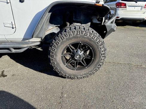 Used 2012 Jeep Wrangler Unlimited Sahara AWD/4WD image 27