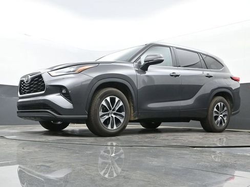Used 2022 Toyota Highlander XLE image 12