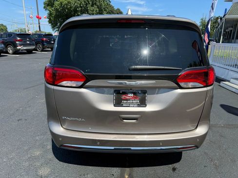 Used 2017 Chrysler Pacifica Touring-L image 8