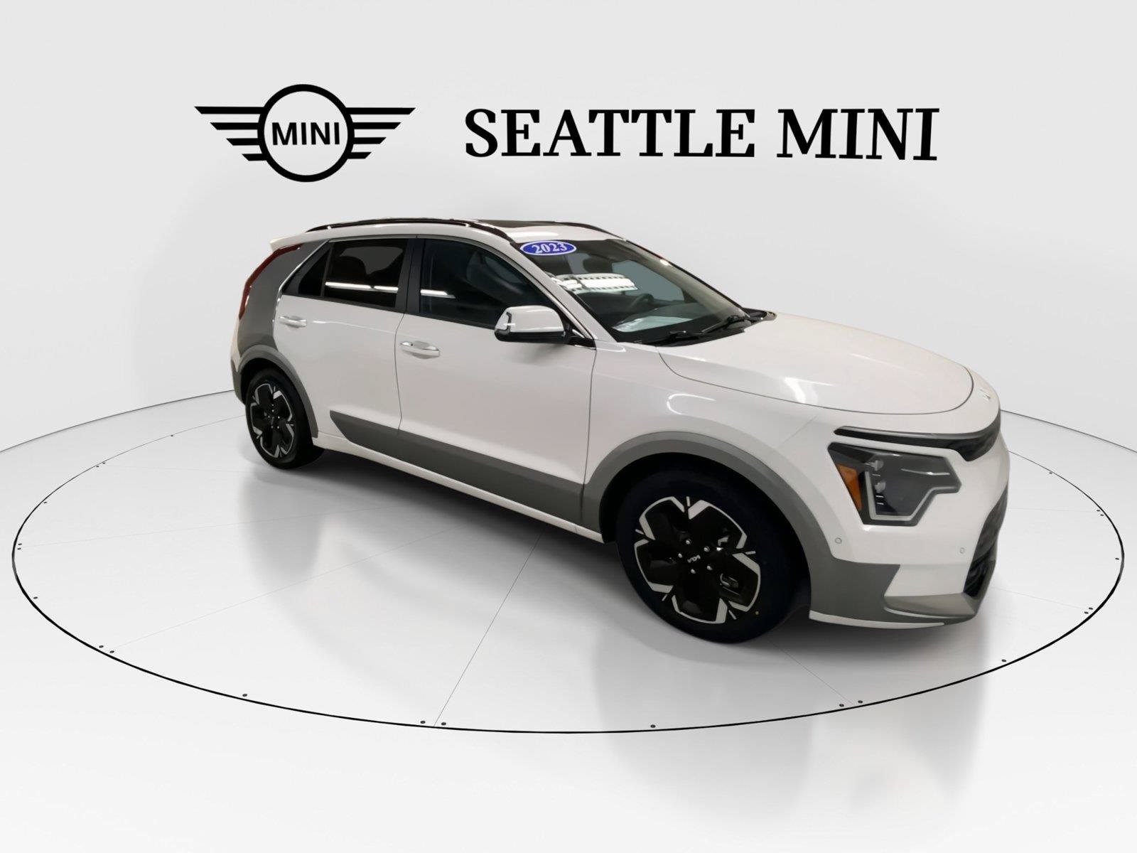 Used 2023 Kia Niro Wave w/ Wave Preserve Package FWD image 2