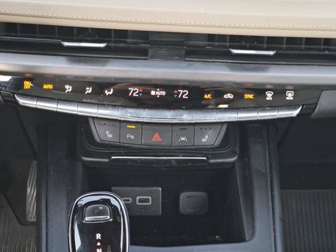 Used 2024 Cadillac XT4 Luxury w/ Cold Weather Package FWD image 15