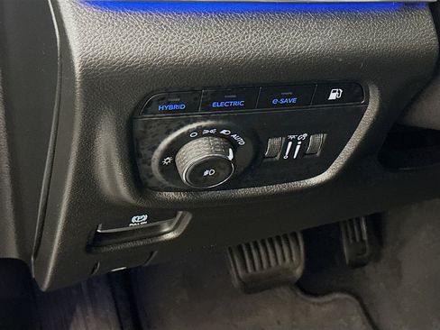 Used 2023 Jeep Grand Cherokee Overland w/ Luxury Tech Group IV AWD/4WD image 17