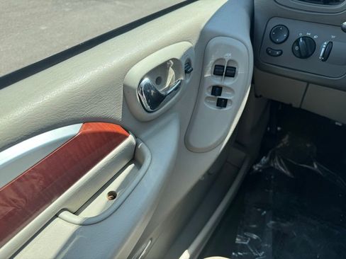 Used 2007 Chrysler Town & Country Touring FWD image 31