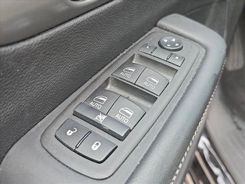 Used 2025 Chrysler Pacifica Select FWD image 8