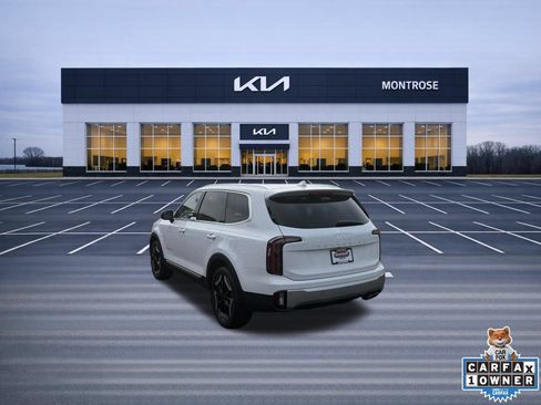 Used 2023 Kia Telluride EX w/ EX Captain's Chair Package FWD image 8