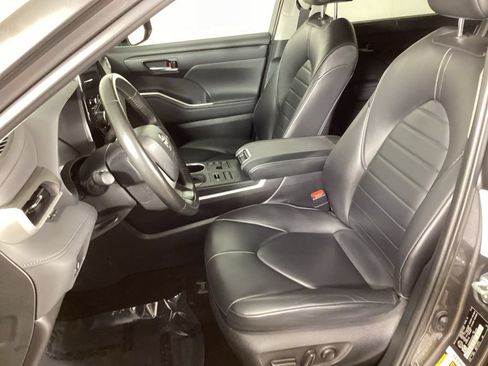 Used 2023 Toyota Highlander XLE AWD/4WD image 10