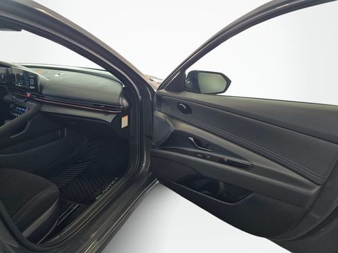 Used 2025 Hyundai Elantra SEL FWD image 38