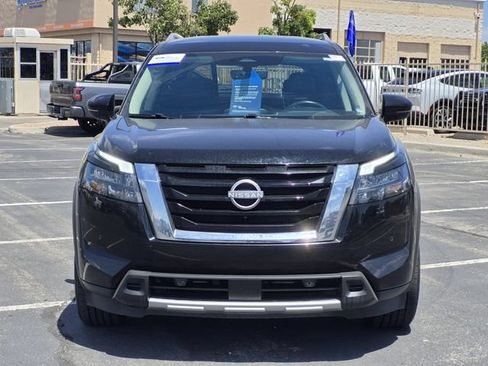 Used 2025 Nissan Pathfinder SL AWD/4WD image 2