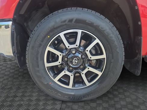 Used 2015 Toyota Tundra SR5 w/ SR5 Upgrade Package RWD image 32