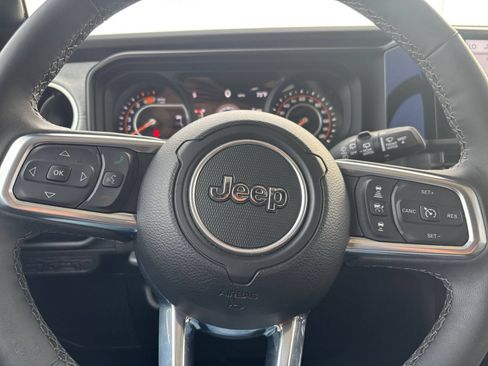 Used 2025 Jeep Wrangler Unlimited Sahara AWD/4WD image 27