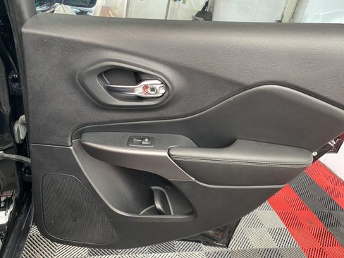 Used 2019 Jeep Cherokee Limited AWD/4WD image 10